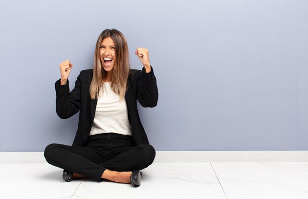 célébrant un succès incroyable comme un gagnant, l'air excité et heureux en disant: prenez ça!