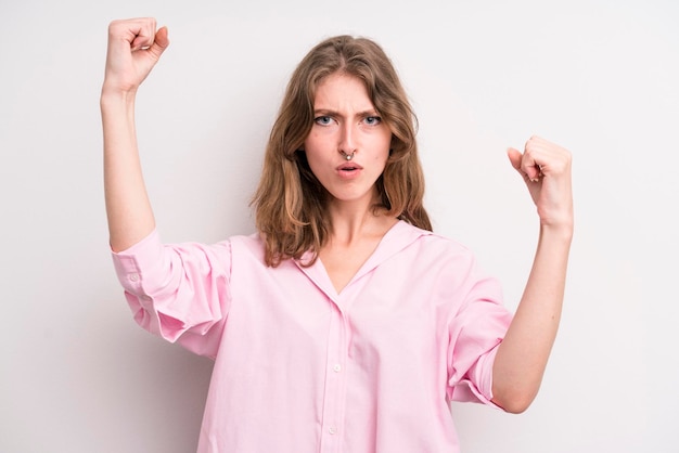 célébrant un succès incroyable comme un gagnant qui a l'air excité et heureux en disant: prenez ça