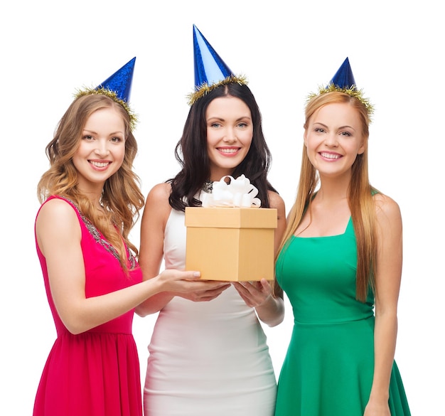 célébration, amis, enterrement de vie de jeune fille, concept d'anniversaire - trois femmes souriantes portant des chapeaux bleus avec boîte-cadeau