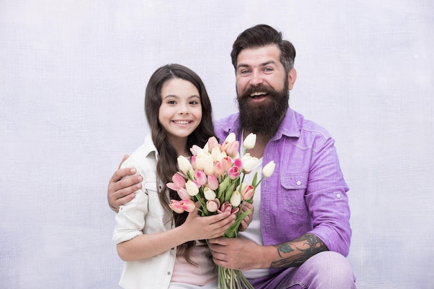 Célébration d'anniversaire Homme bouquet de tulipes Père donnant des tulipes fille Papa avec des fleurs Journée internationale de la femme Fleuriste Tradition familiale Elle vaut tous les trésors Tendres tulipes pour fille