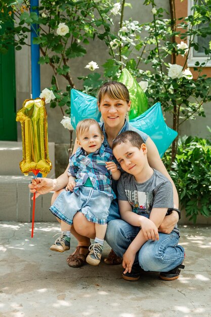 Photo célébration d'un bébé d'un an garçon d'un an sur une fête