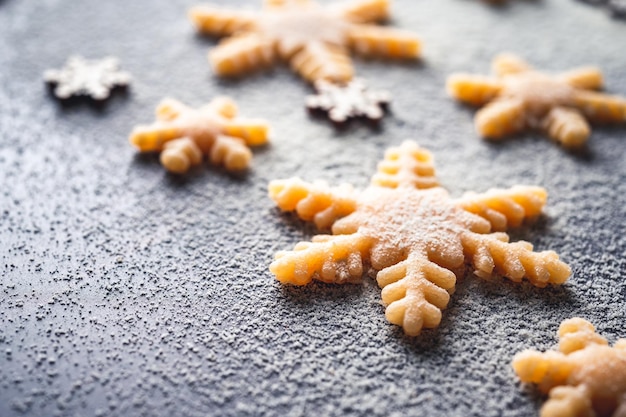 Célébration et concept de cuisine Joyeux Noël, cuisson des gâteaux sur fond noir