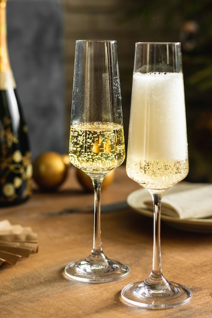 Célébration avec deux verres de champagne sur la table