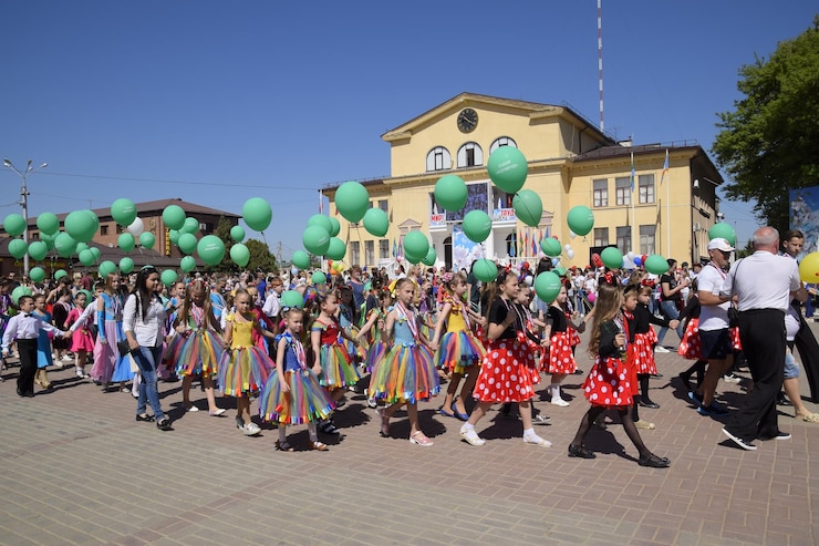 Photo célébration du 1er mai, le jour du printemps et du travail, défilé du premier mai sur la place du théâtre de la ville de slavyanskonkuban