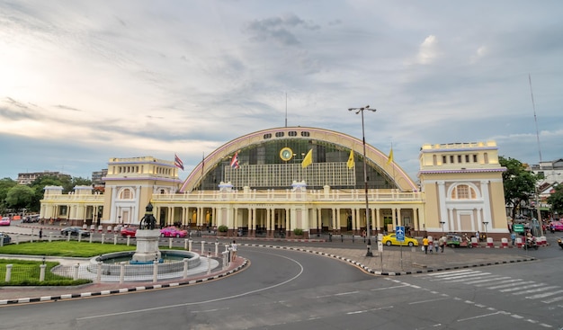 Célébration du centenaire de Hualampong la gare centrale de Bangkok en Thaïlande avec veilleuse
