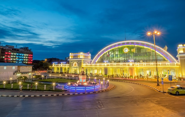 Célébration du centenaire de Hualampong la gare centrale de Bangkok en Thaïlande avec veilleuse