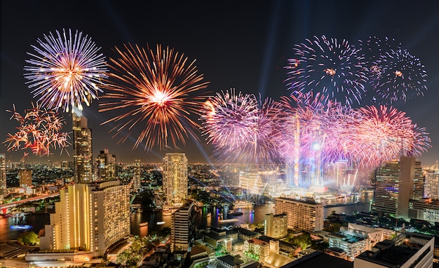 Célébration du jour de l&#39;an avec des feux d&#39;artifice colorés sur le bord de la rivière Chao Phraya avec le bâtiment emblématique de Bangkok