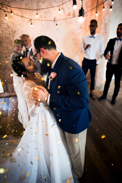 Célébration du mariage des couples de jeunes mariés