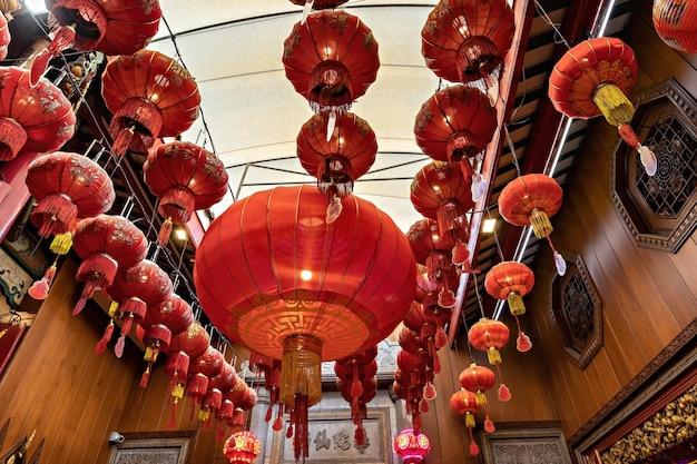 Célébration du Nouvel An chinois dans le quartier chinois de Bangkok Lanternes chinoises rouges dans le temple