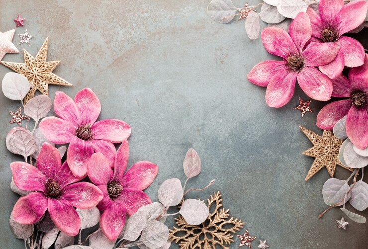 Photo célébration du nouvel an et fond de noël avec des fleurs roses, de la neige, des étoiles et des décorations de noël vue de dessus.