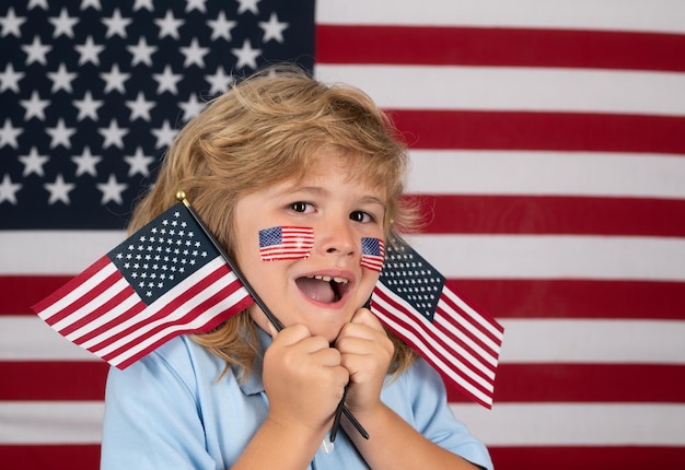 Célébration de l'enfant le jour de l'indépendance de juillet États-Unis d'Amérique concept signe de drapeau américain