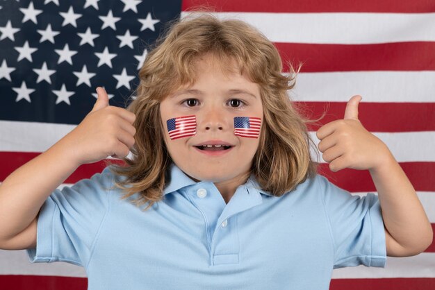 Célébration de l'enfant le jour de l'indépendance de juillet États-Unis d'Amérique concept signe de drapeau américain