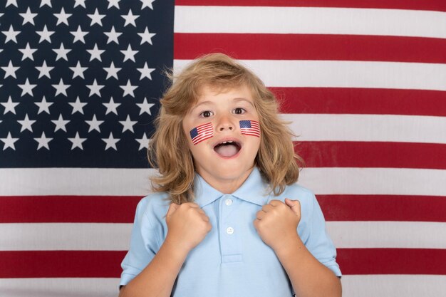 Célébration de l'enfant le jour de l'indépendance de juillet États-Unis d'Amérique concept signe de drapeau américain