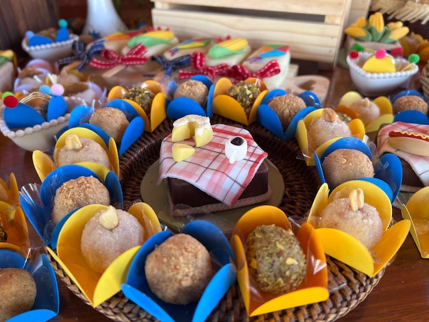 Célébration de la fête de juin brésilienne thème festa junina avec des cacahuètes de pop-corn de gâteau de bonbons typiques et Pacoca sur nappe en coton