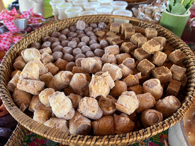 Célébration de la fête de juin brésilienne thème festa junina avec des cacahuètes de pop-corn de gâteau de bonbons typiques et Pacoca sur nappe en coton