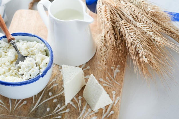 Célébration de la fête juive de Chavouot Produits laitiers frais casher lait et fromage crème de blé mûr sur fond en bois blanc Produits laitiers sur fond en bois blanc Concept de Chavouot Vue de dessus