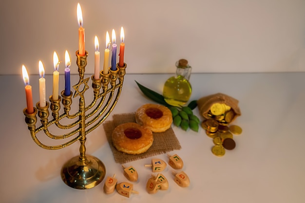 Célébration de la fête juive de hanukah avec la menorah
