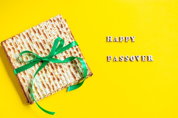 Célébration de la fête juive traditionnelle de la Pâque Matzo sur fond jaune Pessa'h matzah