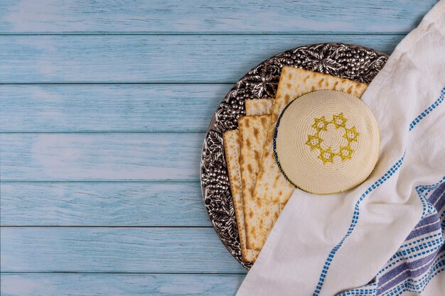 Célébration de la fête de la Pâque avec du pain sans levain matsah casher sur plaque traditionnelle de Pessa'h de Pessah juive