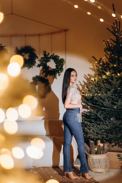 Célébration des fêtes et concept de personnes femme souriante sur fond d'arbre de noël