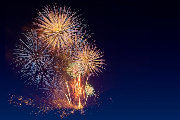 Célébration de feux d'artifice colorés et fond de ciel crépusculaire avec fond en bas de l'image.