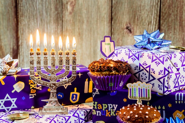Célébration de hanukkah de fête juive tallit cru menorah
