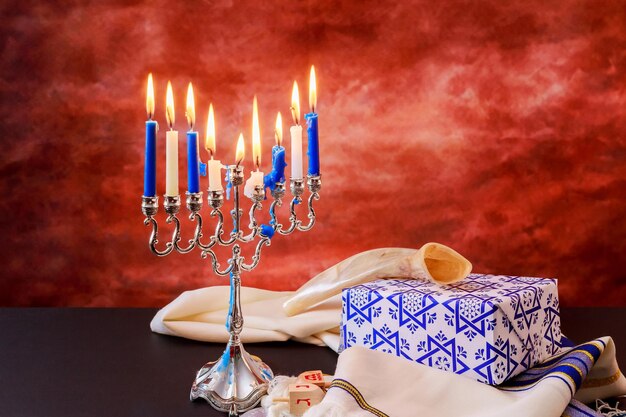 Célébration juive de hanukkah avec menorah tallit vintage