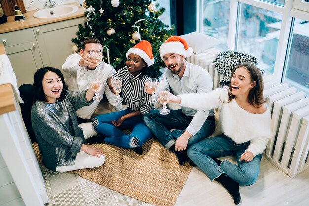 Célébration des meilleurs amis à la fête de Noël