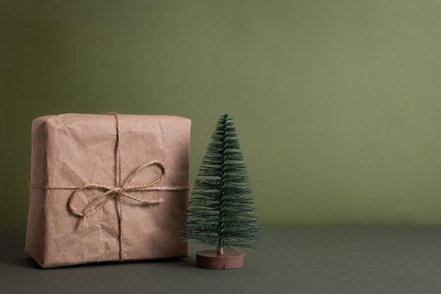 Célébration de Noël et du nouvel an des boîtes-cadeaux de fond de papier d'artisanat enveloppé avec de la ficelle r ...