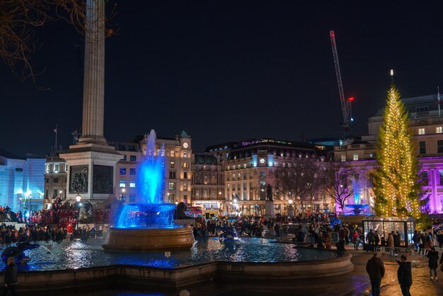 Célébration de Noël à Trafalgar Square à Londres avec un arbre illuminé