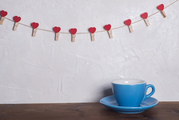 Célébration De Saint Valentin Avec Des Coeurs Et Des Tasses Sur Fond De Bokeh