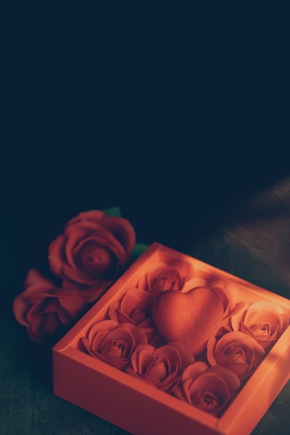La célébration de la Saint-Valentin présente des bonbons au chocolat et des roses rouges symbole de l'amour et de la passion