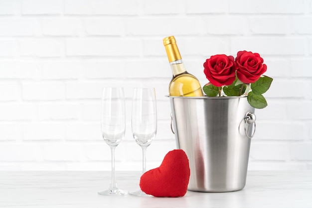 Célébration de la Saint-Valentin avec vin et bouquet de roses pour les voeux de vacances.