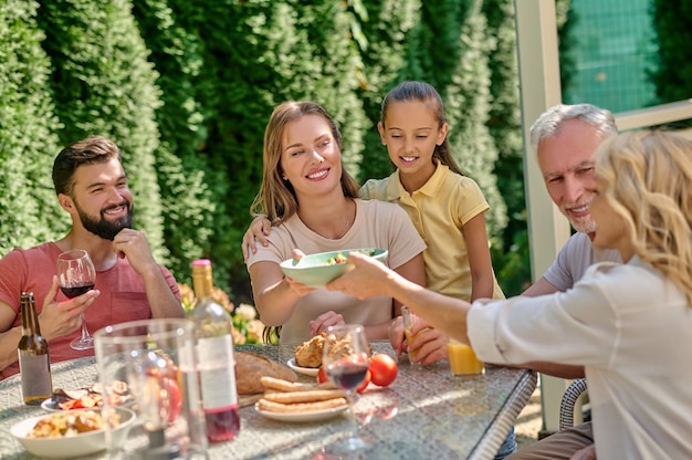 Célébration de Thanksgiving. Une famille assise à table et semblant joyeuse