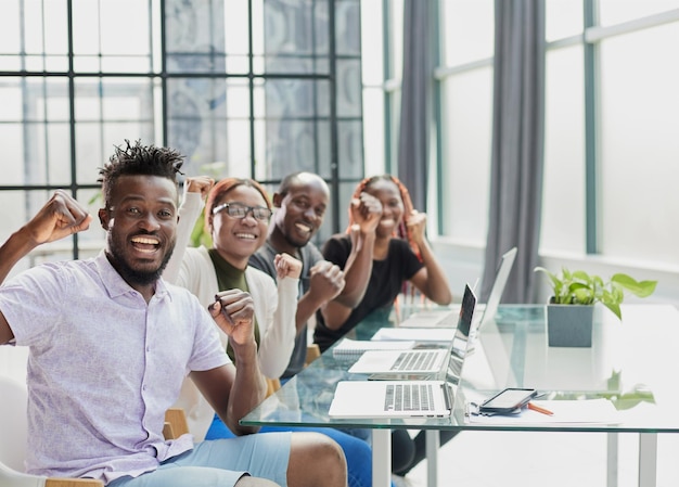 Célébrations au bureau après une présentation commerciale réussie par équipe