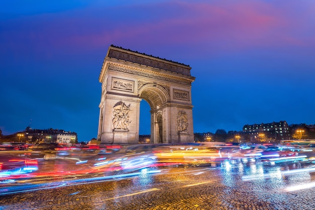 Célèbre Arc de Triomphe au crépuscule à Paris, France