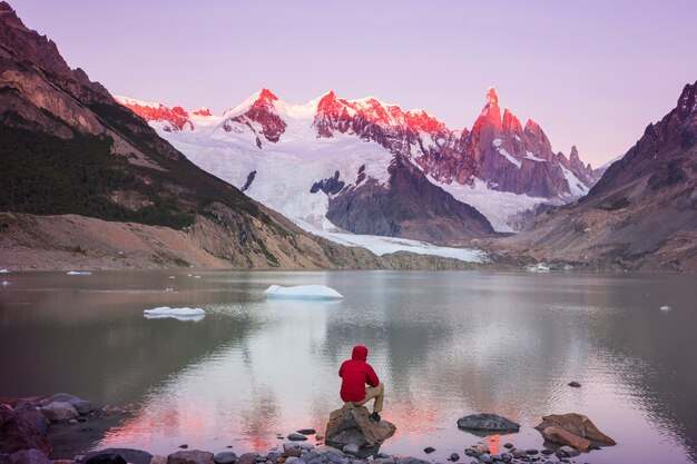 Célèbre beau pic Cerro Torre dans les montagnes de Patagonie, Argentine. Beaux paysages de montagnes en Amérique du Sud.