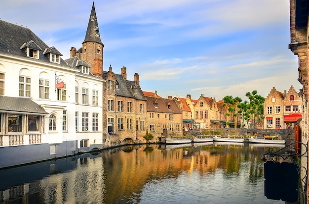 Célèbre canal d'eau avec des maisons colorées et des bateaux à Bruges