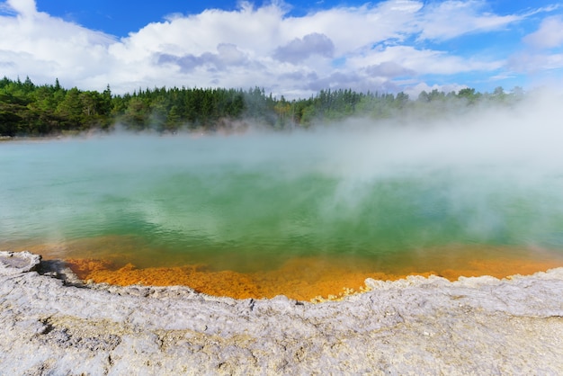 La célèbre Champagne Pool Wai-O-Tapu zone géothermique, Rotorua, île du Nord de la Nouvelle-Zélande