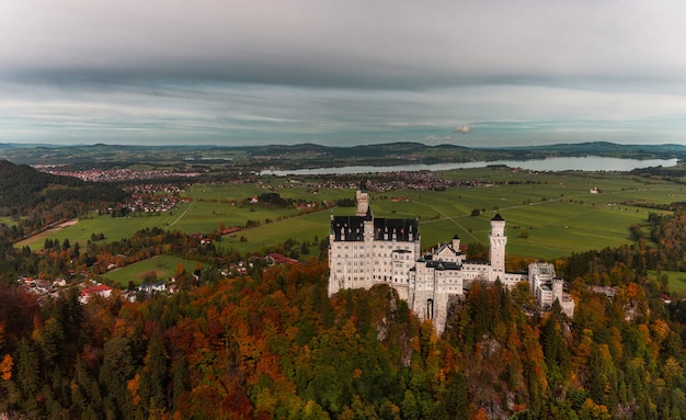 Photo célèbre château dans la ville de füssen en allemagne en automne