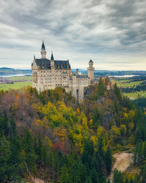 Célèbre château de Neuschwanstein vue en saison d'automne, Bavière, Allemagne