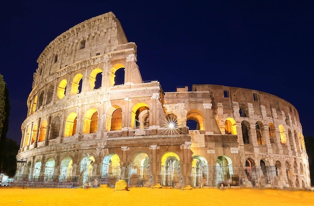 Le célèbre Colisée de nuit Rome Italie