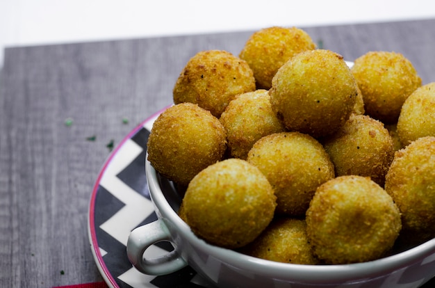 Célèbre collation salée brésilienne «bolinha de queijo» (boule de fromage frit)