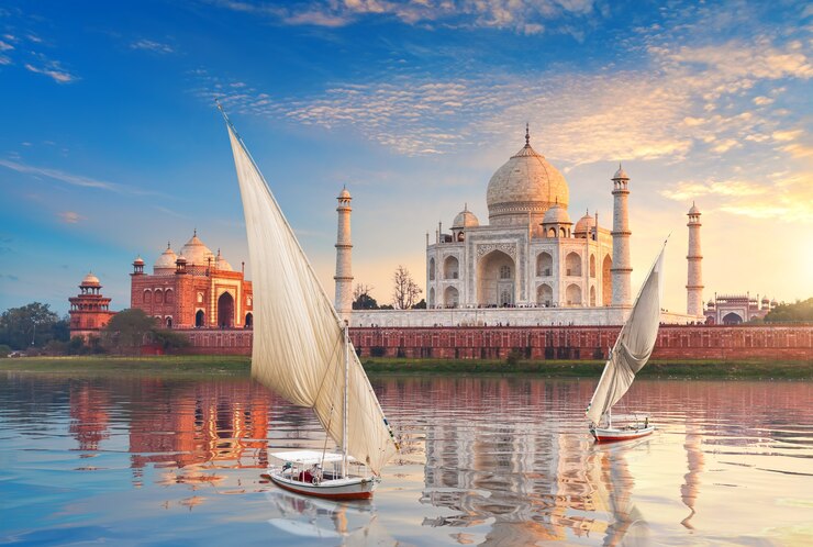 Photo célèbre complexe du taj mahal, la rivière yamuna et les bateaux, beau coucher de soleil, agra, inde.