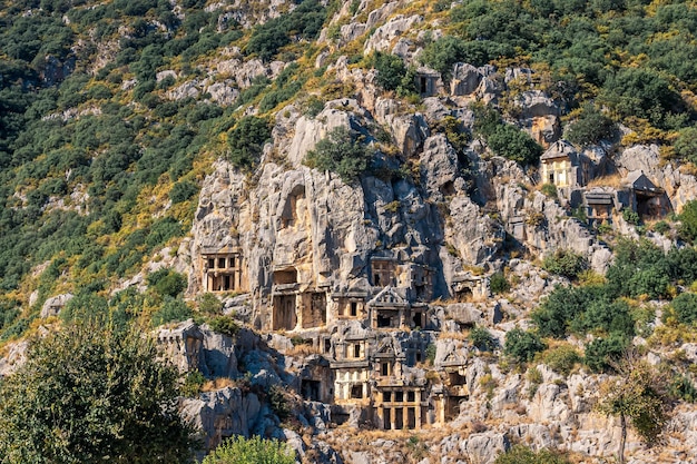 Célèbre complexe de tombes rupestres dans les ruines de Myra de Lycie