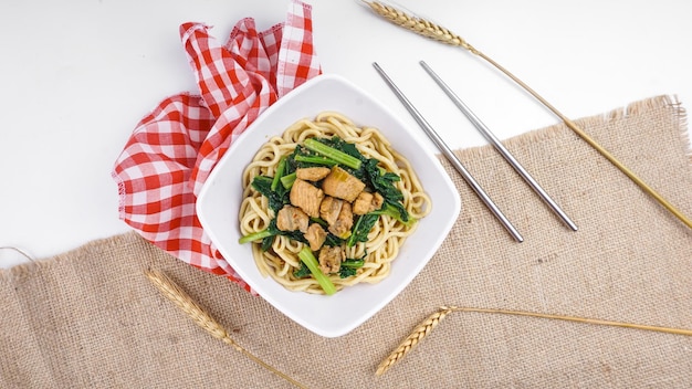 Célèbre cuisine de rue indonésienne Mie Ayam ou nouilles de poulet assaisonnées de nouilles de blé jaune garnies de viande de poulet en dés