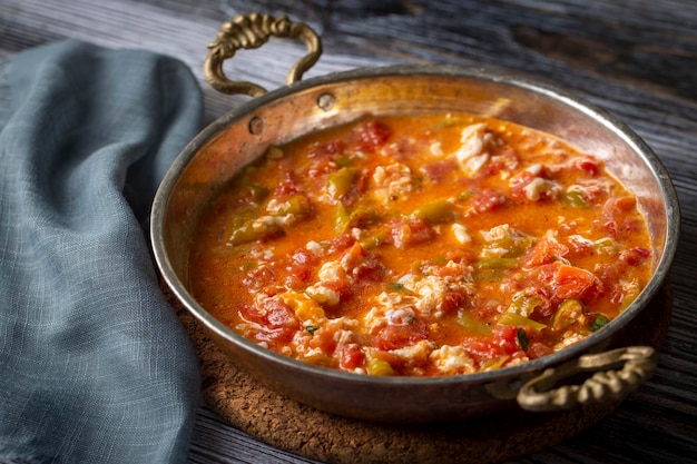 Célèbre dîner menemen turc sur table, composé d'œufs, de poivrons et de tomates.