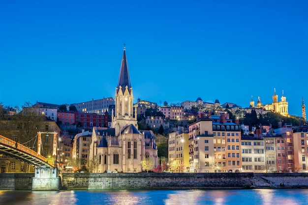 Célèbre église Saint-Georges à Lyon avec Saône la nuit