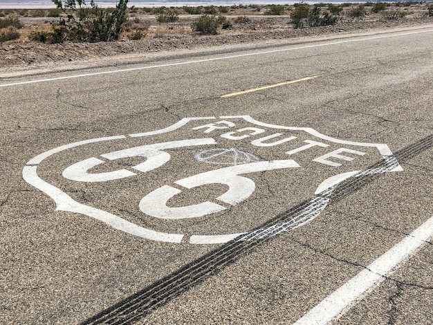 Le célèbre emblème de la Route 66 peint sur la Route 66 dans le désert californien