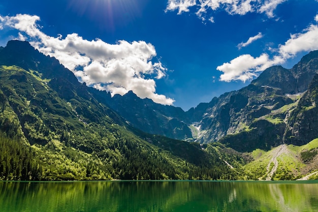 Célèbre étang dans les montagnes au lever du soleil en Pologne